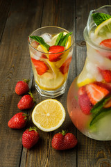 Lemonade with lemon and strawberry, mint and ice