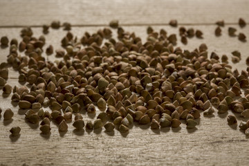 Chicchi di grano Saraceno sopra tavolo di legno