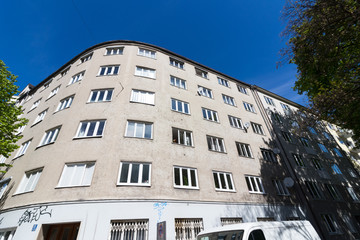 Naklejka premium Fassade eines Mehrfamilienhauses
