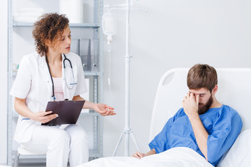 Obraz premium Man with doctor in room