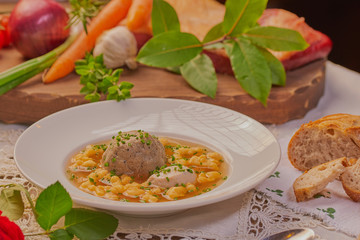 bayerische Hochzeits-Suppe mit Leberknödel und Brätknodel aunf dem Tisch dekoriert