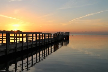 Obraz na płótnie Canvas malerischer Sonnenaufgang an einer Seebrücke an der Ostsee