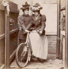 Fototapeta na wymiar 1890s Cycling Ladies. Date: 1890s