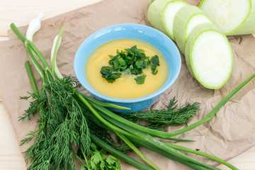 Суп-крем с кабачками, травами и грибами. Концепция здорового питания.