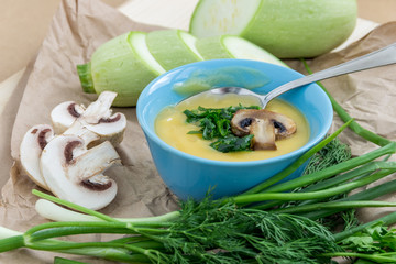 Суп-крем с кабачками, травами и грибами. Концепция здорового питания.