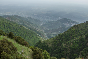 Obraz premium View of Dharamsala from the Thyrund Pass 