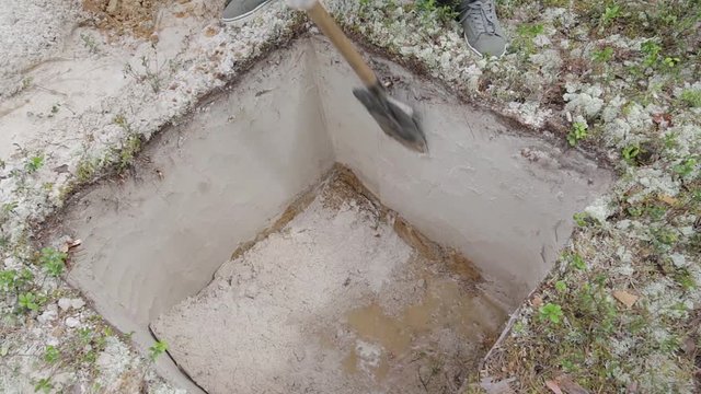 Cleaning the walls of the excavation with a shovel