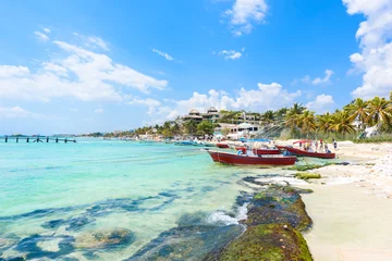 Photo sur Plexiglas Plage tropicale Playa del Carmen - détente sur chaise à la plage paradisiaque et ville sur la côte caraïbe de Quintana Roo, Mexique