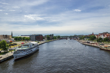 CITY ON THE RIVER - Urban landscape and ship on the river © Wojciech Wrzesień