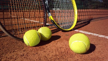 Tennisschläger mit Tennisbällen auf einem Tennisplatz
