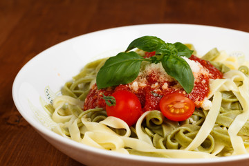 mehrfarbig, Pasta Bandnudeln mit Basilikum und frischen Tomaten