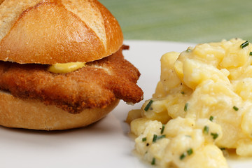 Schnitzelsemmel mit Senf und Kartoffelsalat, close-up