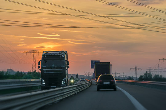 Baustelle auf der Autobahn bei Sonnenuntergang