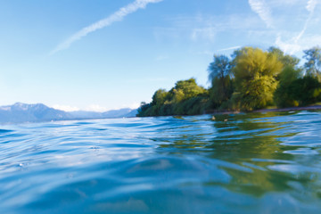 POV blurry unscharf Blick beim auftauchen aus dem Wasser auf der Wasserobefläche