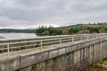 Fototapeta na wymiar Loch Braden Reservoir damm