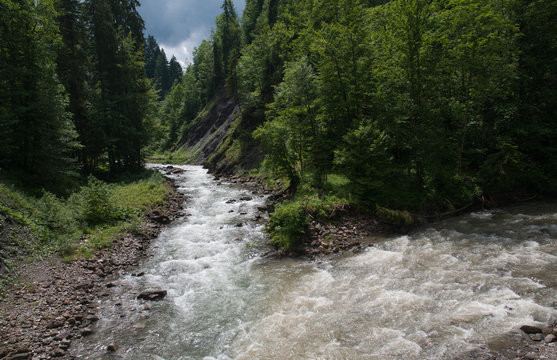 schwarzwasserbach m&uuml;ndet bei riezlern in die breitach im kleinwalsertal