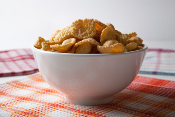 Bowl with popcorn and napkins