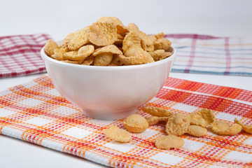 Bowl with popcorn and napkins