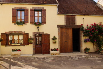 Altes Haus im Dorf Cezy