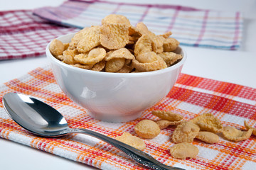 Bowl with popcorn and napkins