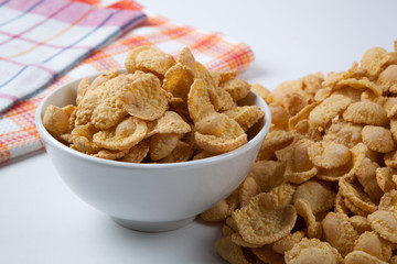 Bowl with popcorn and napkins