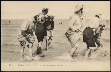Fototapeta na wymiar The Pleasure of Paddling. Date: circa 1910