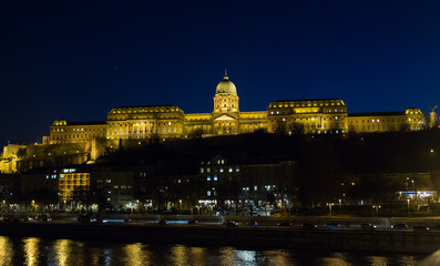 Fototapeta na wymiar Vistas a Budapest , desde diferentes puntos de la ciudad con sus monumentos y esculturas