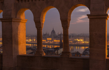Vistas a Budapest , desde diferentes puntos de la ciudad con sus monumentos y esculturas