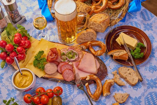 Brotzeit, bayrisch traditionell Oktoberfest verschiedene Wurstsorten und bier mit Brot
