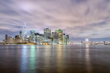 Fototapeta premium Lower Manhattan and East River at Night - New York City