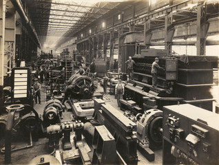 Wnętrze fabryki - około 1900 roku. Data: początek XX wieku - 162441885
