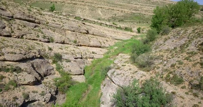 Montañas de rocas y riachuelo