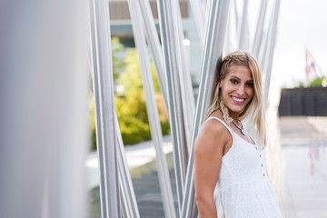Obraz premium happy beautiful blonde woman smiling looking at the camera and posing