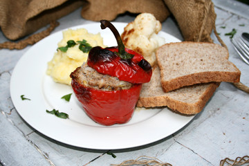 organisch, lifestyle, paprika, gefüllt, kartoffelbrei, vollkorntoast, gesund, lunch, blumenkohl