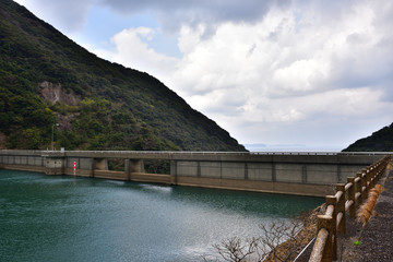 海のすぐ近くにあるダム(2017年3月)