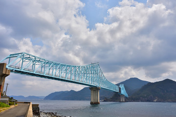 下から見上げた生月大橋(2017年3月)