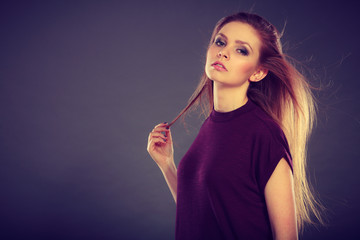 Obraz premium Attractive brunette woman with windblown hair