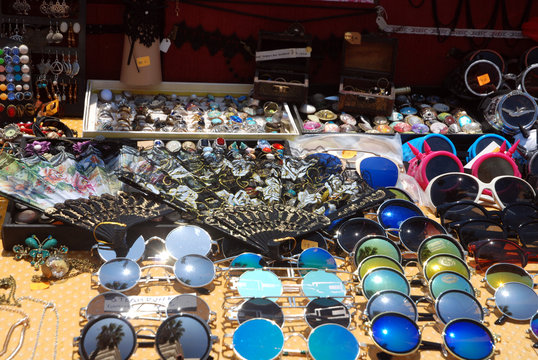 Marché de Fréjus : Lunettes solaires, éventails et bijoux