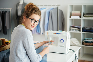 Obraz premium Pretty Seamstress