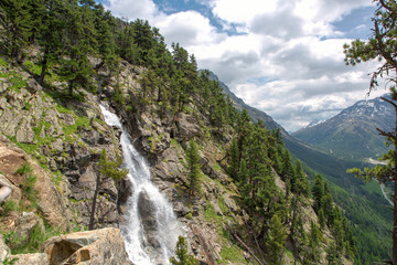 Fototapeta na wymiar pontresina waterfall