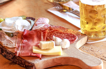 Rustikale Vesper-Platte mit Bier