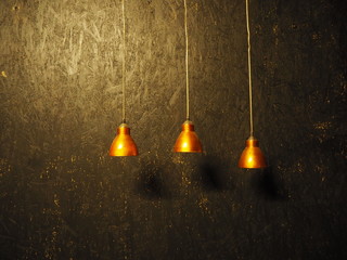 Lampen mit Lampenschirm hängen von der Decke