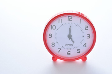 時計　5時　白バック
