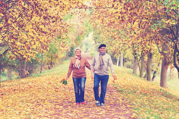 Seniorenpaar beim Spaziergang im Herbst