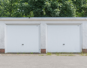 Doppelgarage mit weißen Toren