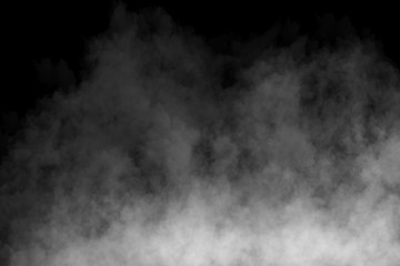 Brouillard ou fumée sur fond noir