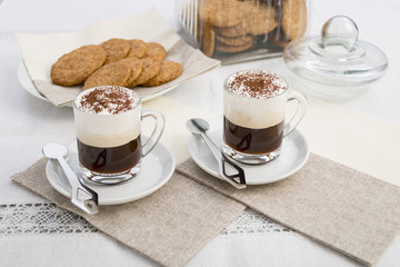 caffè con panna e biscotti