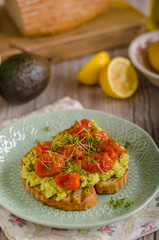Avocado spread with tomatoes