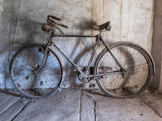Fototapeta na wymiar Bicicleta antigua años 50s