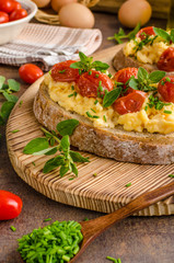 Bread scrambledd eggs